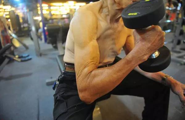 94歲健身爺爺爆紅！他還在運(yùn)動，你有什么理由偷懶