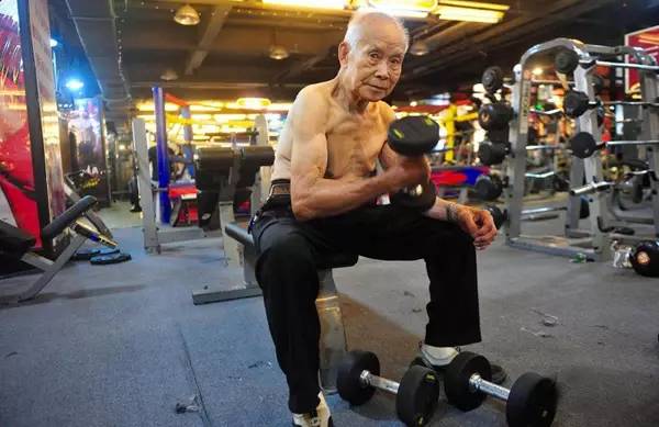 94歲健身爺爺爆紅！他還在運(yùn)動，你有什么理由偷懶