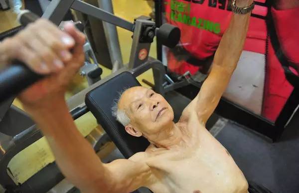 94歲健身爺爺爆紅！他還在運(yùn)動，你有什么理由偷懶