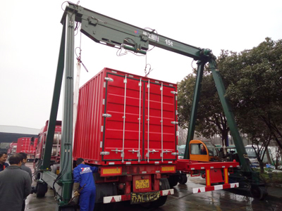 滑觸線供電的集裝箱起重機(jī)【靖起】