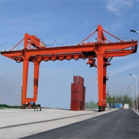 集裝箱龍門(mén)吊可配置多種吊具，以適應(yīng)生產(chǎn)需求！