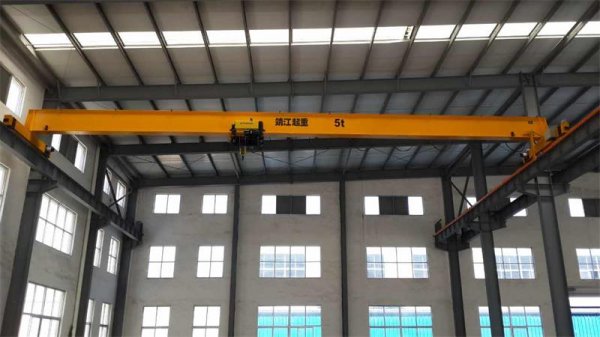 哪些類型的起重機(jī)適合于小空間的吊運(yùn)使用？