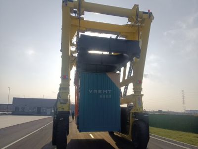 跨運(yùn)車是多行業(yè)的搬運(yùn)主力軍！